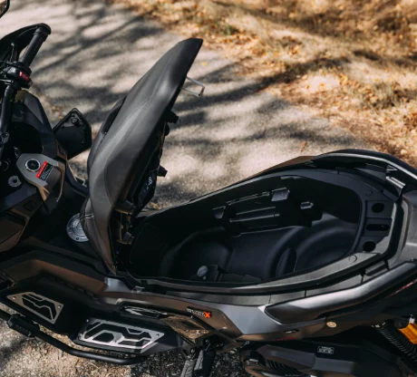 VOGE SR450X prostor pod sedlem